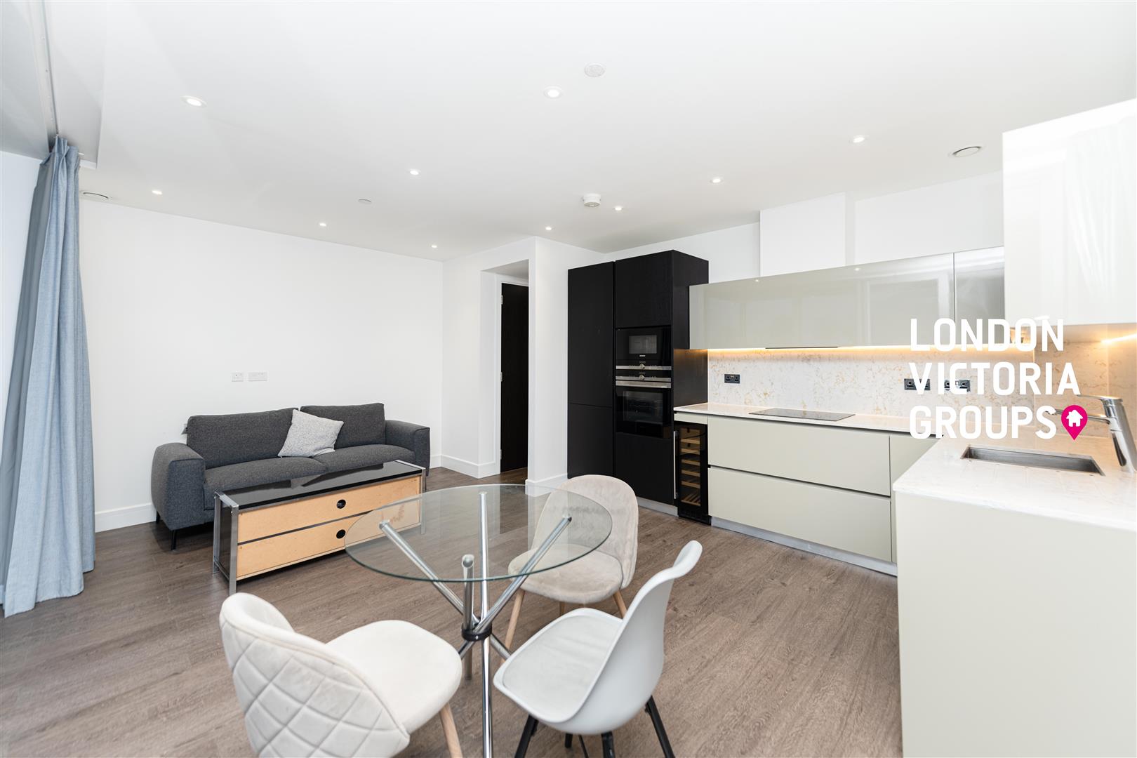 1 bed property in Cassia House, 30 Piazza Walk, London